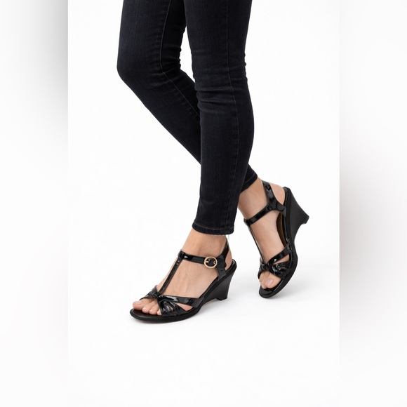 Joan & David Black Patent Leather T-Strap Wedge Sandals Peep Toe W/Gold Buckle - Picture 2 of 16